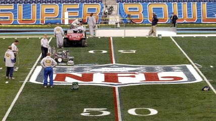 NFL logo na centru terena