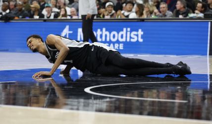 Viktor Vembanjama na podu posle povrede