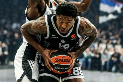 Tajrik Džouns u dresu Partizana drži loptu.