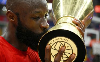 Tonje Džekiri ljubi trofej VTB lige.