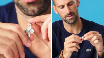 Novak Đoković pokazuje ogrlice koje stalno nosi
