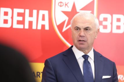 Zvezdan Terzić drži govor na okupljanju Zvezde na pripremama