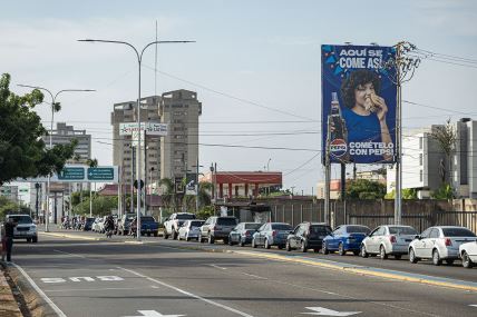 Redovi u marketima i benzinskim pumpama u Karakasu nakon hapšenja Madura (3).jpg