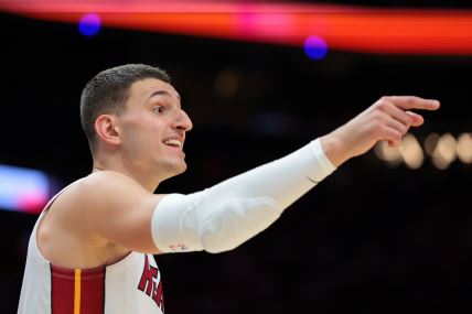 Nikola Jović pokazuje prstom.