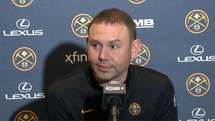 Dejvid Adelman na konferenciji za medije.