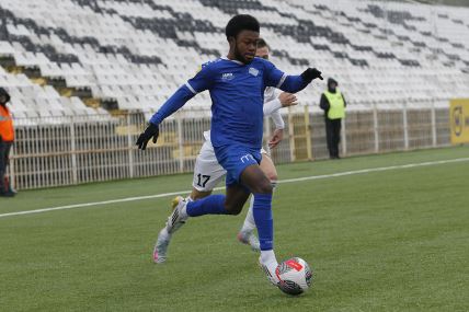 Daglas Ovusu u dresu Radnika.