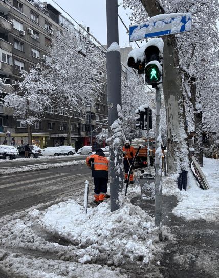 Sve gradske službe u punom kapacitetu uklanjaju posledice velikih snežnih padavina (2).jpg