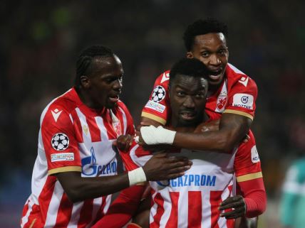 Bivši fudbaler Crvene zvezde Silas slavi sa Šerifom endiajeom i Felisijom Milsonom.