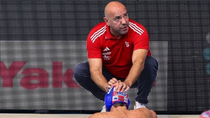 Ivica Tucak drži vaterpolistu Hrvatske za glavu