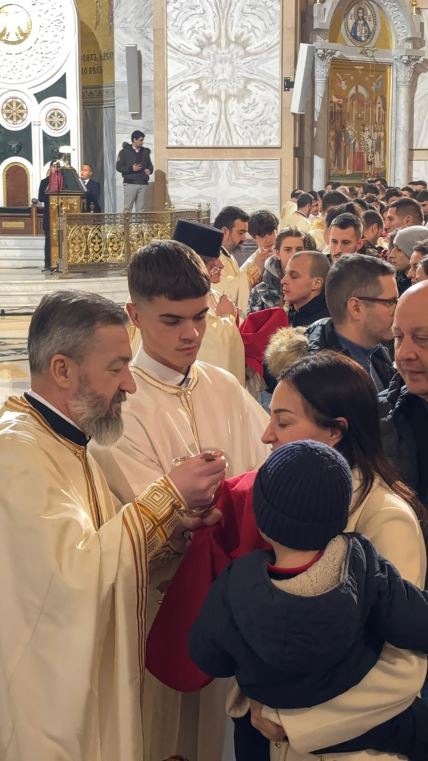 Ceca na pričestu i božićnoj liturgiji sa unucima u Hramu Svetog Save (5).jpg