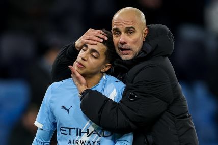 Pep Gvardiola drži Rika Luisa za glavu.