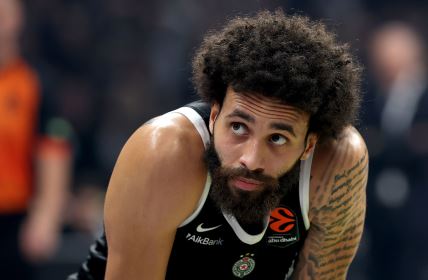 Dvejn Vašington gleda ka gore.