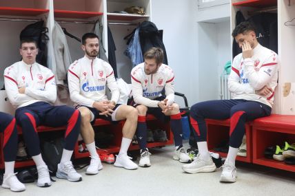 Mirko Ivanić sedi na klupi u svlačionici Crvene zvezde.