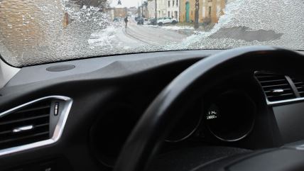 Zaleđeno staklo u automobilu