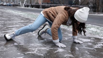 Žena pada na led
