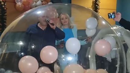 Pevač i pevačica pevaju u velikom balonu