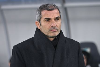 Nenad Stojaković u kaputu.