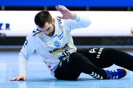 Rukometaš Miljan Vujović udara rukom u teren