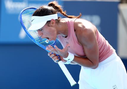 Olga Danilović viče posle poena.