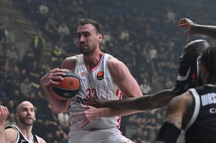 Nikola Milutinov u borbi za loptu