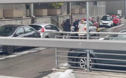 Policija i advoklati ispred stana Čede Jovanovića(6).jpg