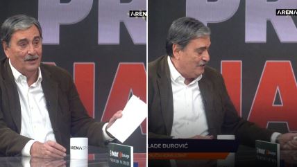 Vlade Đurović gužva papir u studiju