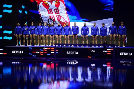 Vaterpolisti Srbije slušaju himnu Bože pravde.
