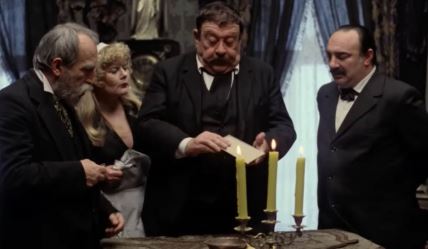 Sramotna izbačena scena iz Maratonaca kada je goli Mića Tomić pokušao da skine glumicu