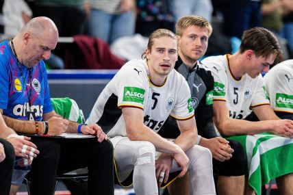 Juri Knor rukometaš Nemačke sedi na klupi.