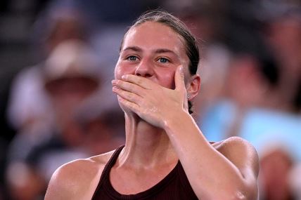 Marta Kostjuk sa rukom preko lica.