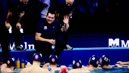 Uroš Stevanović drži tajm-aut na utakmici Srbije