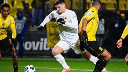 Luka Jović šutira na gol u dresu AEK Atine