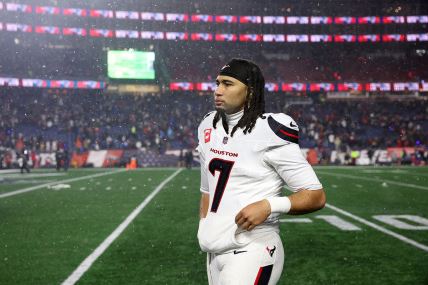 Si Džej Straud s rukama u džepovima na duksu.