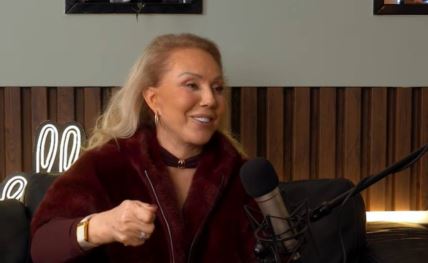 Lepa Brena se pela na oluk sa čarapom na glavi i lukom u ustima