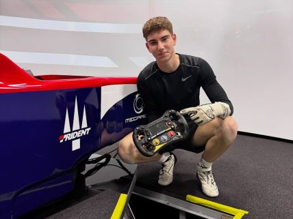 Andrija Kostić sa volanom Formule 1.