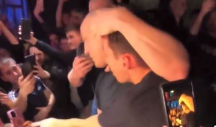 Desingerica uzeo makaze i ošišao dečka na nastupu