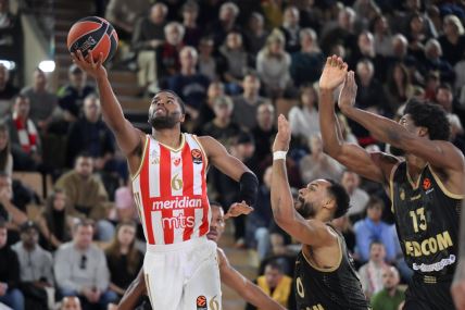 Džered Batler daje koš na Monako Zvezda