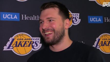 Luka Dončić nasmejan daje izjavu.
