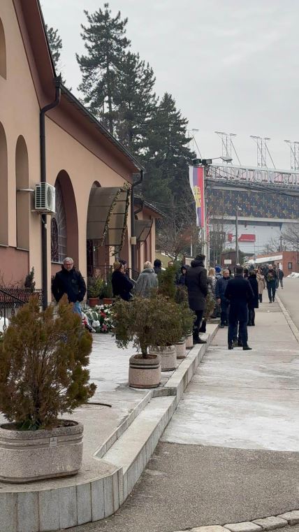 Sahrana Mike Aleksića u Beogradu Porodica prima saučešća u kapeli (1).jpg