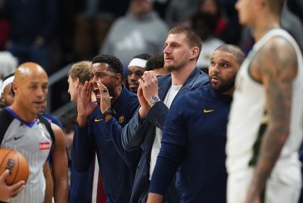 Nikola Jokić aplaudira na meču Denvera.