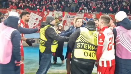 Aleksandar Katai brani dete od redara na Malme - Zvezda.