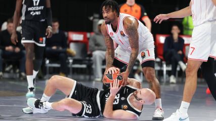 Nik Kalates u borbi za loptu protiv Hapoela