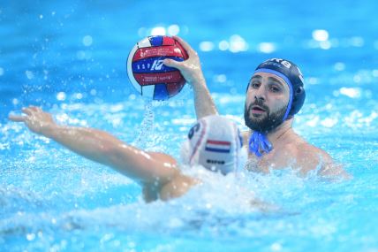 Miloš Ćuk vaterpolista Srbije u bazenu u Beogradskoj areni