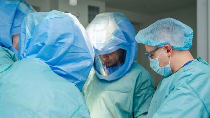 Lekari u plavim zaštitnim uniformama