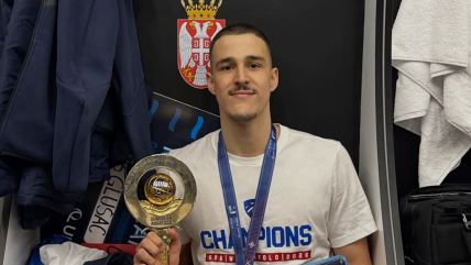 Milan Glušac sa peharom Evropskog prvenstva.