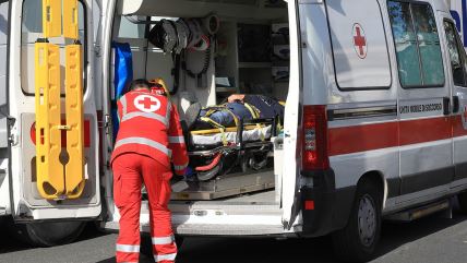 Radnik Hitne pomoći pruža pomoć pacijentu u vozilu