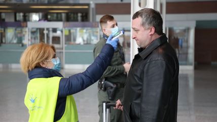 Radnica aerodroma meri putniku temperaturu