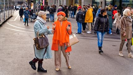 Dve dame razgovaraju u Cirihu