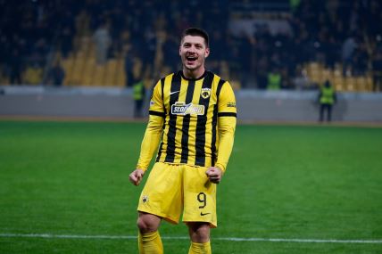 Luka Jović proslavlja gol za AEK