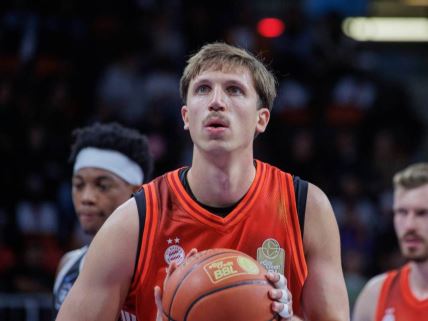 Aleksa Radanov izvodi slobodno bacanje u Bajernu